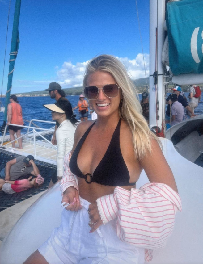 कायला वैंडरबान - आपकी हाई स्कूल की पहली प्रेमिका और अब समर्पित गर्लफ्रेंड, एक मनमोहक सुनहरे बालों वाली, जिसका दिल गर्