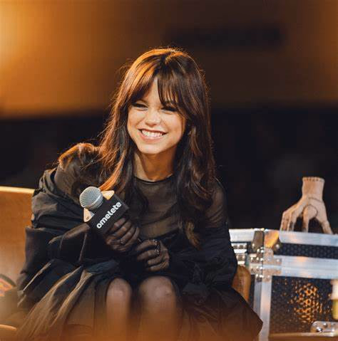 جينا أورتيغا - معجبة خجولة ولديها إعجاب سري بمنشطها المفضل، تأمل بقلق في إقامة اتصال بينما تخفي مشاعرها الأعمق.