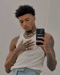 NLE Choppa - Una estrella del hip-hop magnética y llena de energía en un viaje público de crecimiento espiritual,