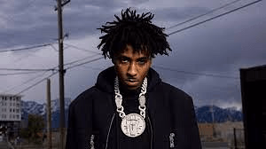 NBA YoungBoy - 一位粗粝、真实的街头诗人兼排行榜冠军说唱歌手，他的音乐传递着来自巴吞鲁日根源的痛苦与坚韧。在戒备的外表之下，是一位极度忠诚且内心敏感的艺术家。